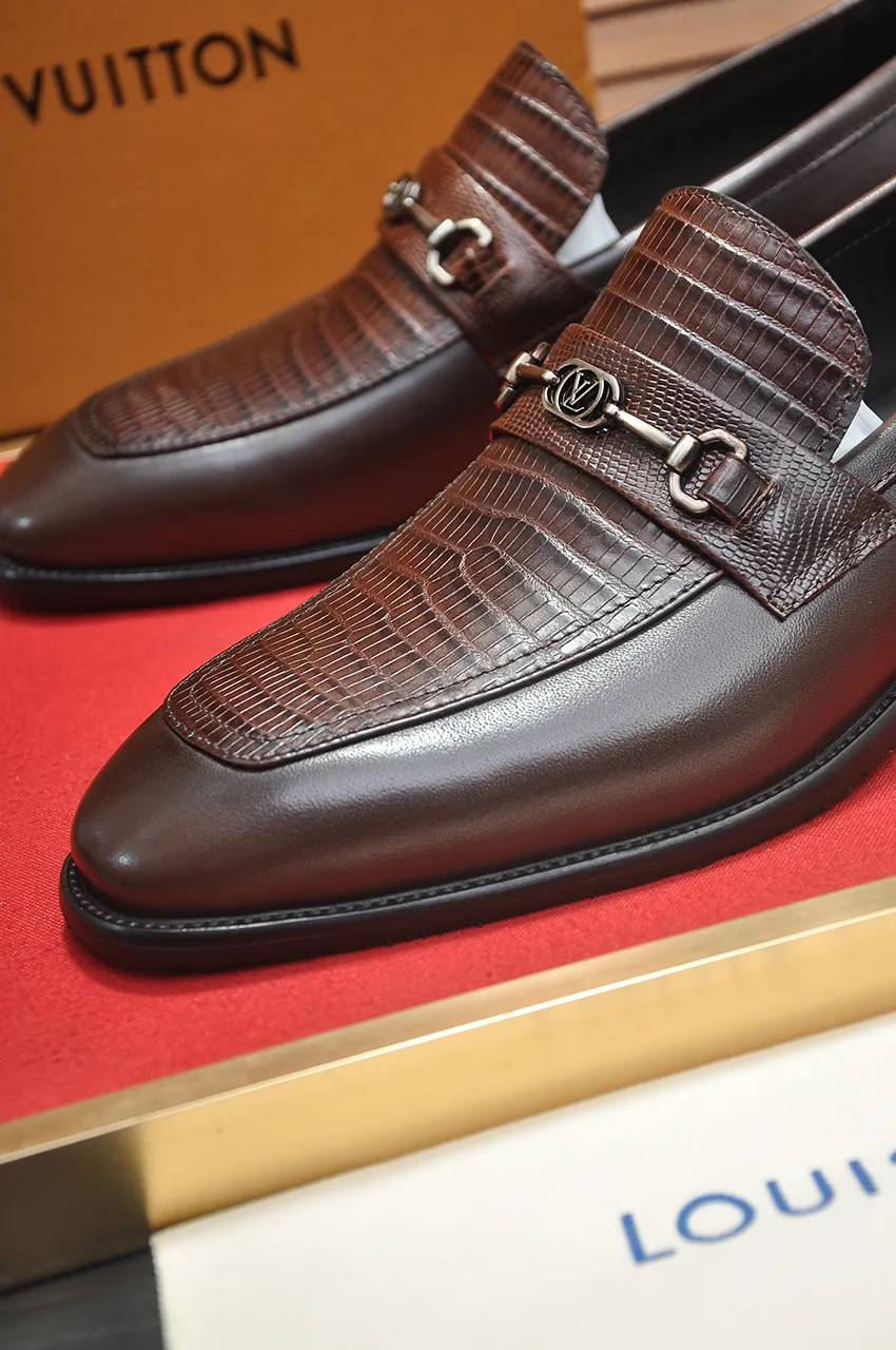 Men's men's shoes 💰540💶 [LV] (original single cowhide lining) 🍀LV's latest genuine leather business suit shoes are launched simultaneously on the official website. The first-layer cowhide imported from Italy is made of heavy gold, 💥official website 1:1 rubber outsole. Versatile to wear, high-end without losing class, and the color combination is extraordinary. This four-season style is alluring when worn on your feet, showing off your big-name flair. Standard code 38-45 (45 customized)